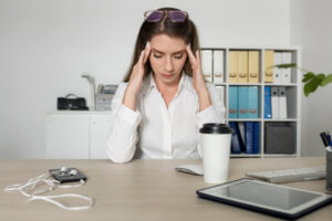 donna con stress cronico da lavoro