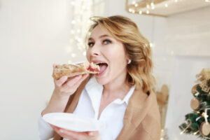 donna mangia pizza a capodanno