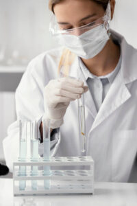 ricercatrice fa test in laboratorio