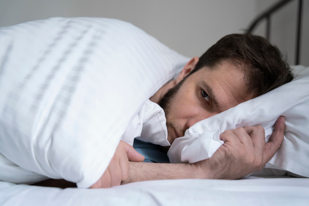 uomo soffre di insonnia notturna