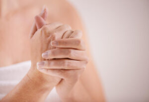 massaggio mani per riattivare microcircolo e idratarle con crema