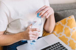 donna beve acqua con integratore per il fegato