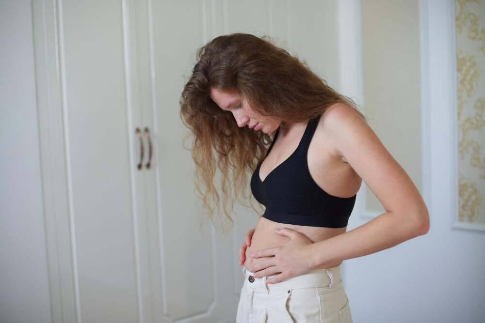 donna lamenta pancia gonfia a causa di digestione lenta